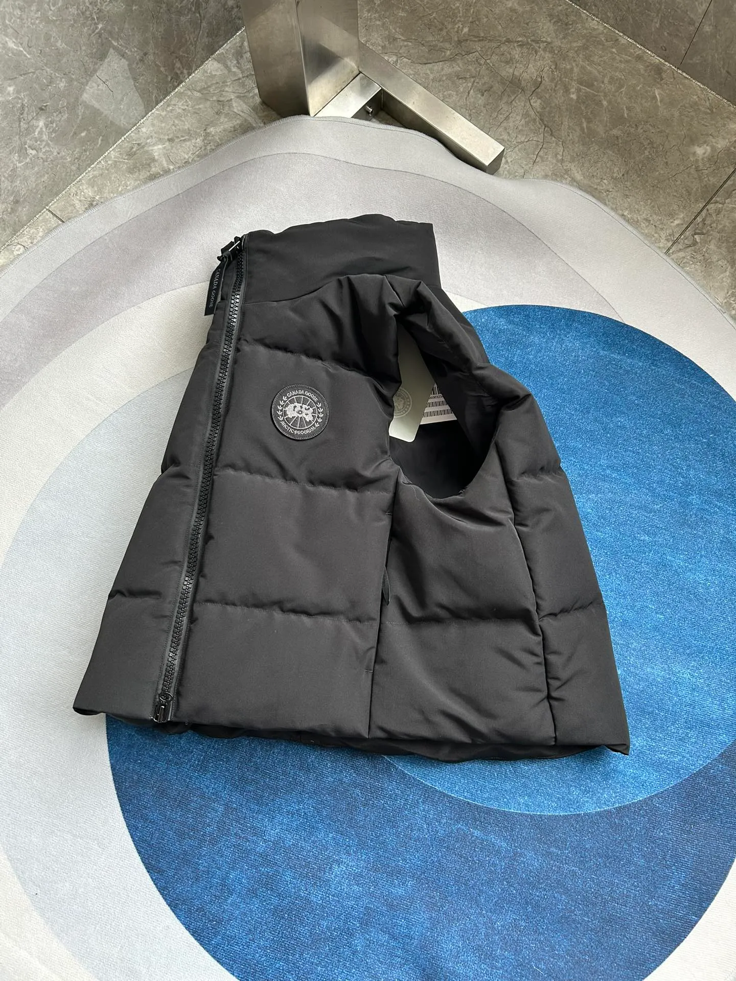 P600 2267WB Grandview black label women's short vest. Constructed from Arctic Tech recycled fabric®, it features a cinchable hem for sleek styling and storage. Color: black. Size: XS S M L XL.